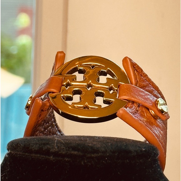 Tory Burch - Reva Logo cuff bracelet, brown leather and gold hardware - Picture 3 of 9